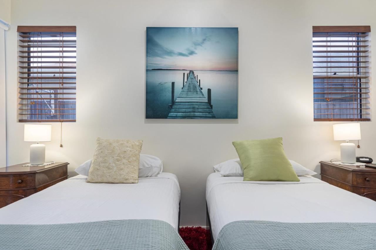 Luxury Resort Style Villa Pool By Custom Bnb Hosting Pelican Waters Exterior foto